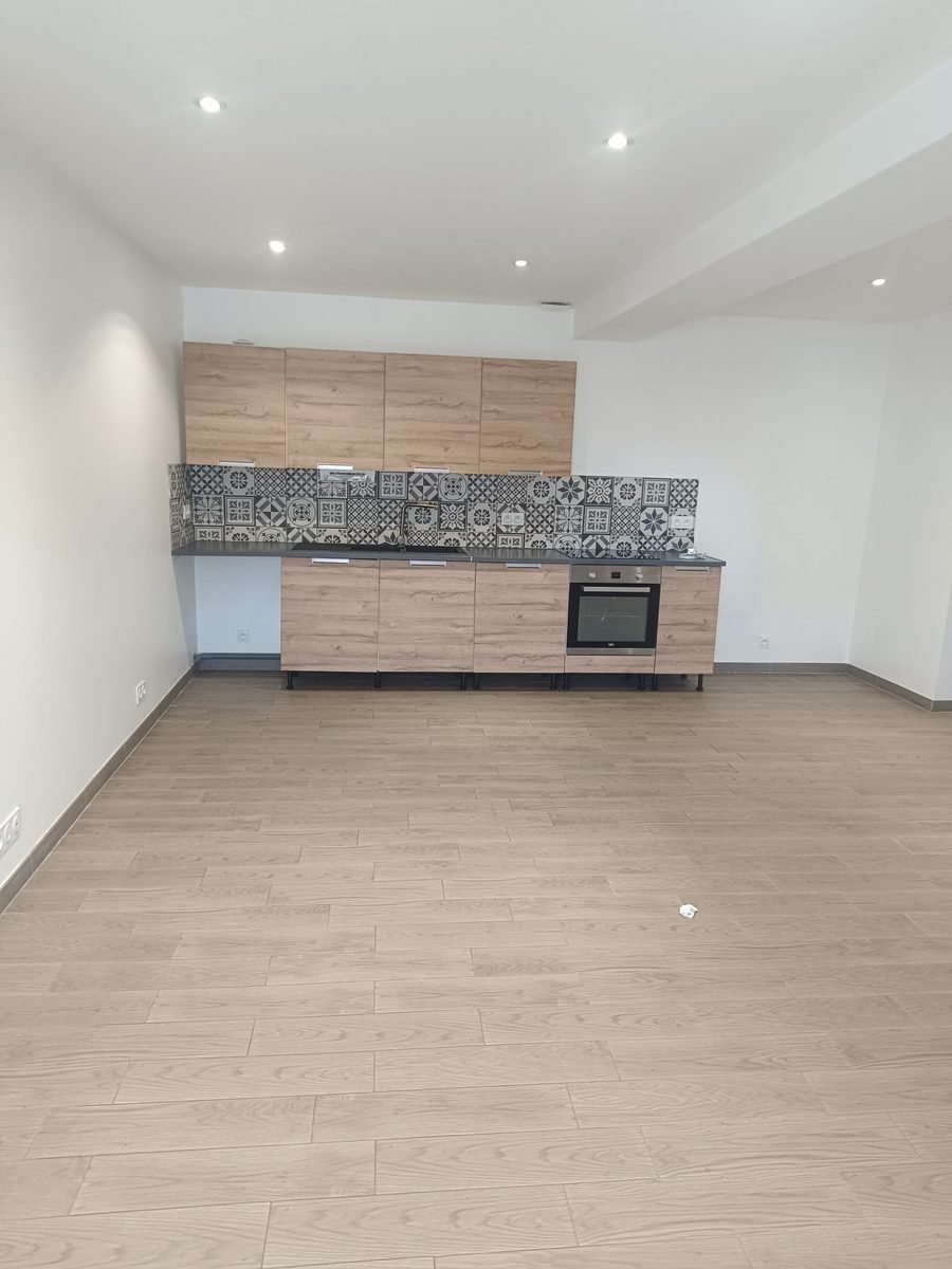 Local commercial transformé en appartement — Saint-Florent-sur-Cher